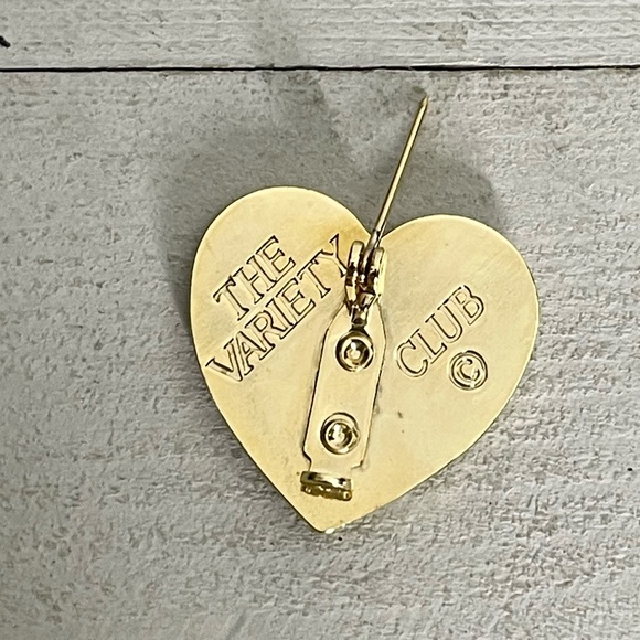 THE VARIETY CLUB Vintage Gold Tone Signed 50th Anniversary Heart Collector’s Pin - Picture 5 of 5